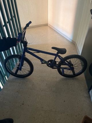 Bicicleta BMX azul para niño