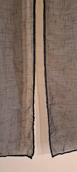 Tende nere di stoffa brillantinata