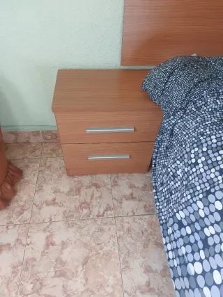 2 Mesitas de noche y cabecero de madera y metal