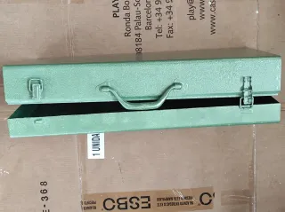 Caja metálica grande verde vacía