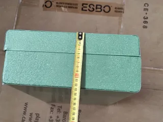 Caja metálica grande verde vacía