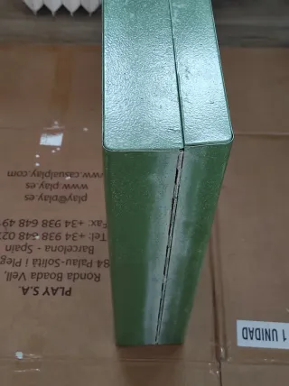 Caja metálica grande verde vacía