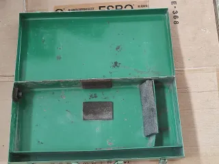 Caja metálica grande verde vacía