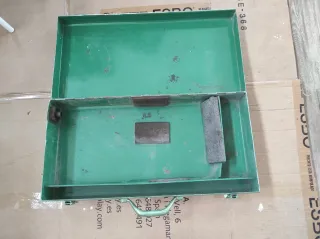 Caja metálica grande verde vacía