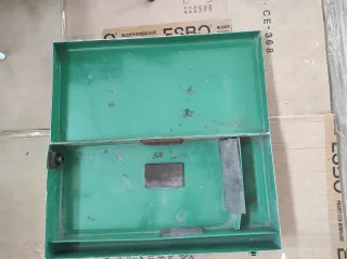 Caja metálica grande verde vacía