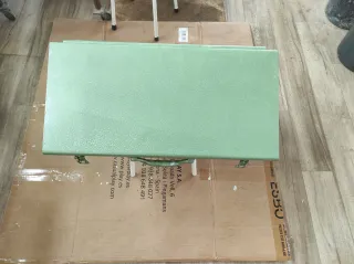 Caja metálica grande verde vacía