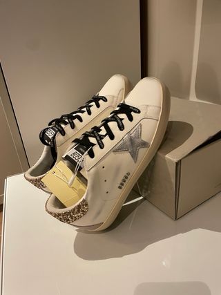 Golden Goose Zapatillas Blancas y Doradas