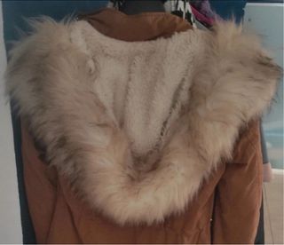 Parka con pelliccia marrone e bianca