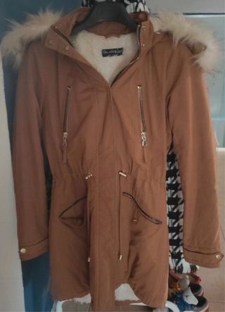 Parka con pelliccia marrone e bianca