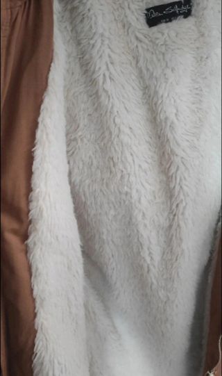 Parka con pelliccia marrone e bianca