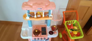 Cocinita y carrito de la compra de juguete