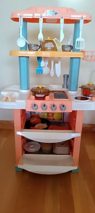 Cocinita y carrito de la compra de juguete