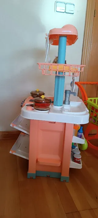 Cocinita y carrito de la compra de juguete