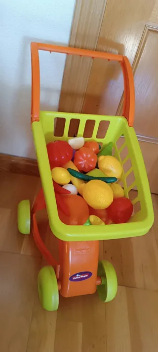 Cocinita y carrito de la compra de juguete