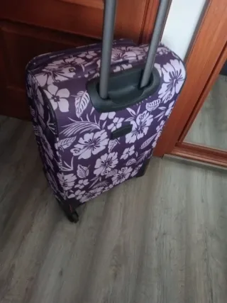 Maleta de viaje morada con flores blancas