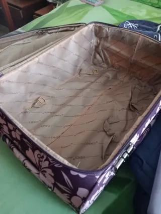 Maleta de viaje morada con flores blancas