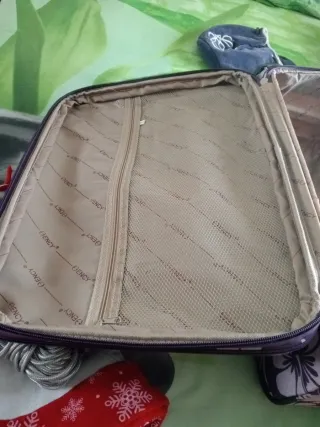 Maleta de viaje morada con flores blancas