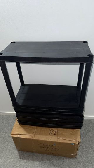 Estanterías de plástico negro resistentes