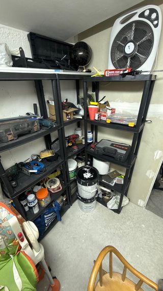 Estanterías de plástico negro resistentes