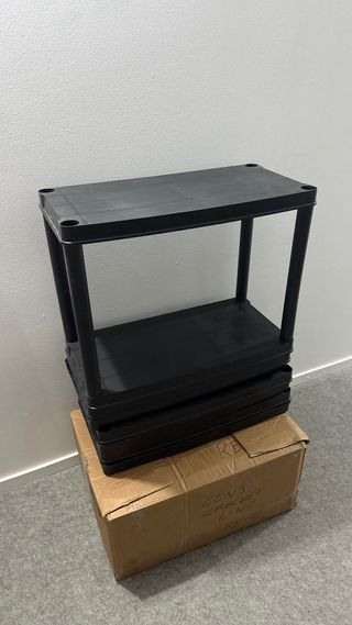 Estanterías de plástico negro resistentes