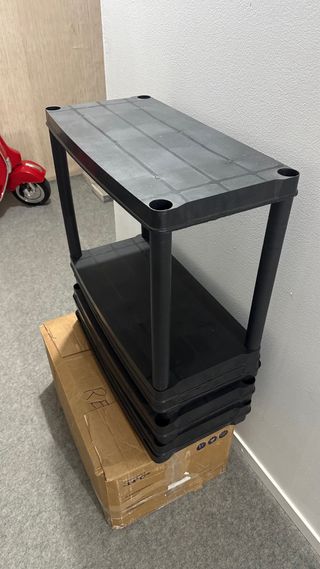 Estanterías de plástico negro resistentes