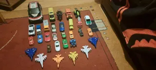 Lote de coches y aviones de juguete