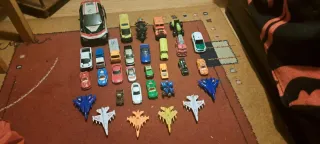 Lote de coches y aviones de juguete
