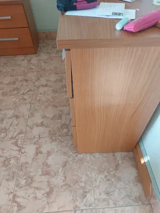 Cómoda y espejo de madera y cristal