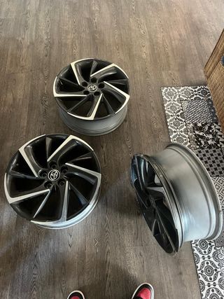 Lote 3 Llantas Toyota OEM 18”