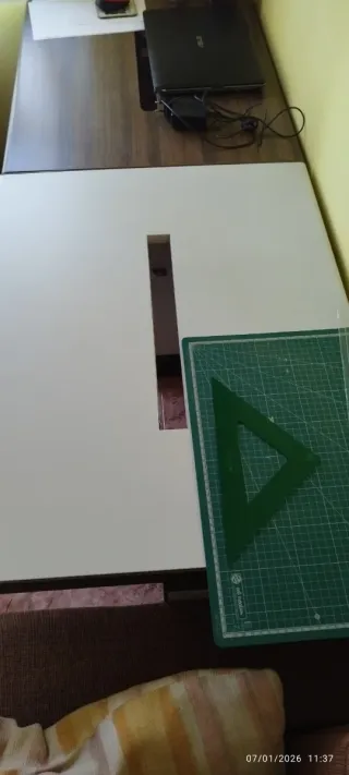 Mesa de ordenador para oficina de la marca Ofita.