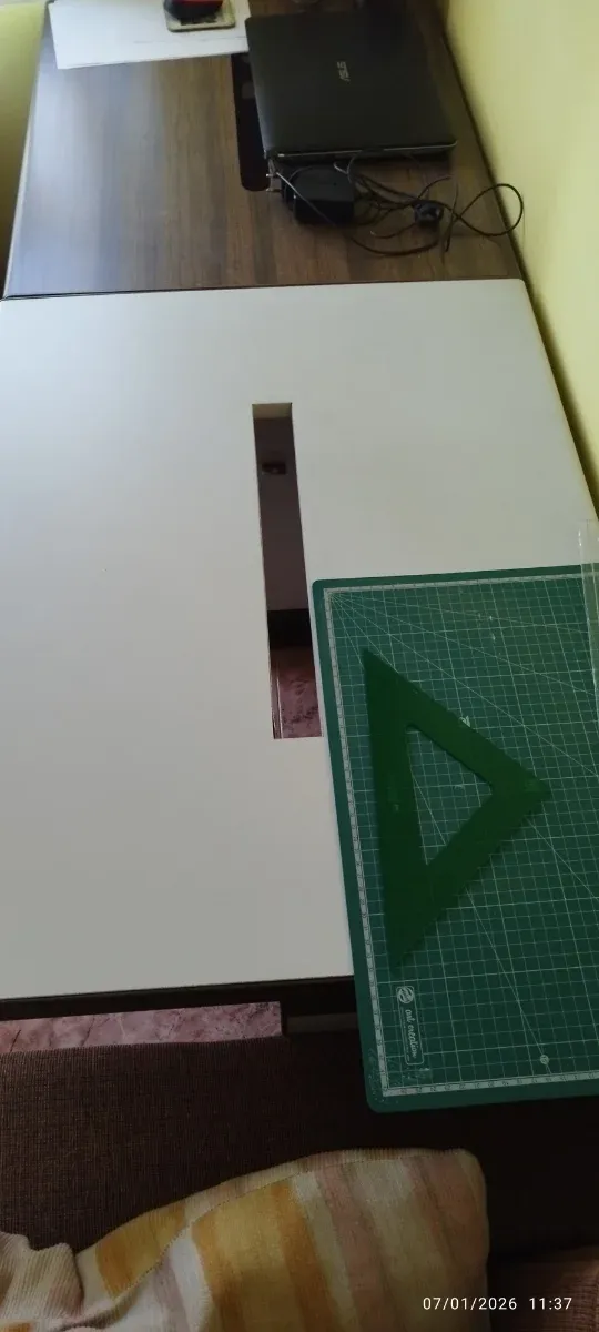 Mesa de ordenador para oficina de la marca Ofita.