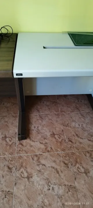 Mesa de ordenador para oficina de la marca Ofita.