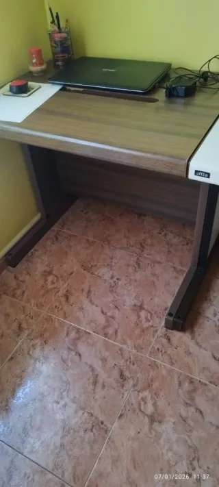 Mesa de ordenador para oficina de la marca Ofita.