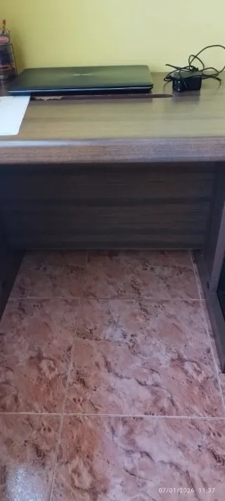 Mesa de ordenador para oficina de la marca Ofita.