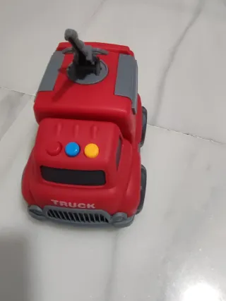 Camión de bomberos de juguete rojo
