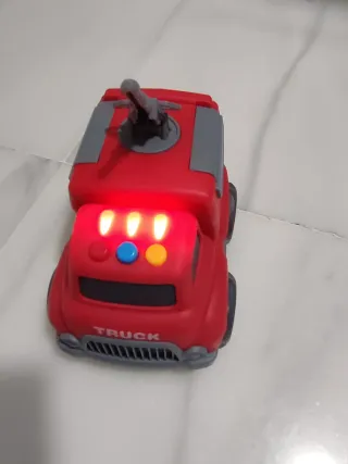 Camión de bomberos de juguete rojo