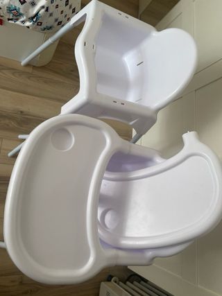 Due seggioloni bianchi