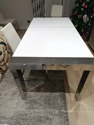 Mesa de comedor moderna blanca y metal