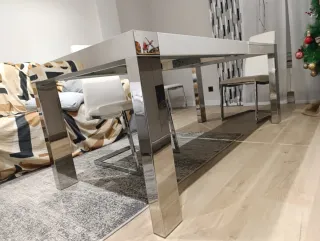 Mesa de comedor moderna blanca y metal
