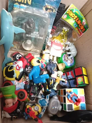 Caixa com 32 brinquedos variados