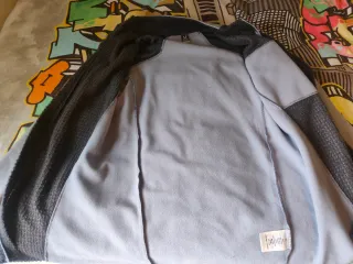 Forro polar Haglöfs negro y gris