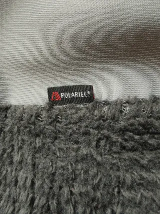 Forro polar Haglöfs negro y gris