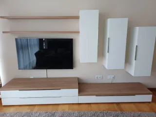 Mueble de salón modular blanco y madera