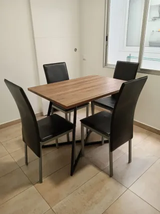 Mesa de comedor con 4 sillas negras