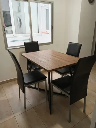 Mesa de comedor con 4 sillas negras
