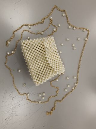 Clutch Pérolas Dourado e Branco