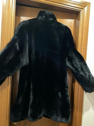 Abrigo de mutón negro
