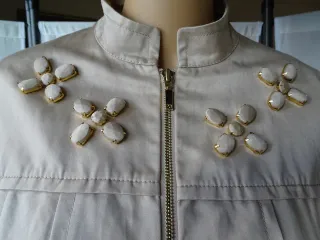 Chaqueta Beige con Flores Doradas