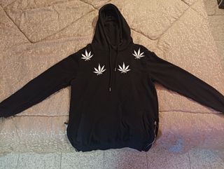 Felpa nera con cappuccio e foglie