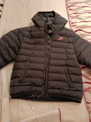 Chaqueta Nike Negra Poco Uso de mujer en mano